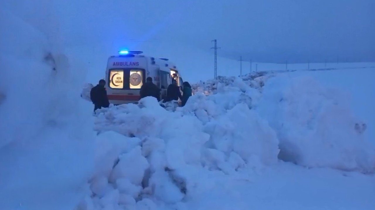 Nisan Ayindaki Kar Yagisi Yol Kapatti