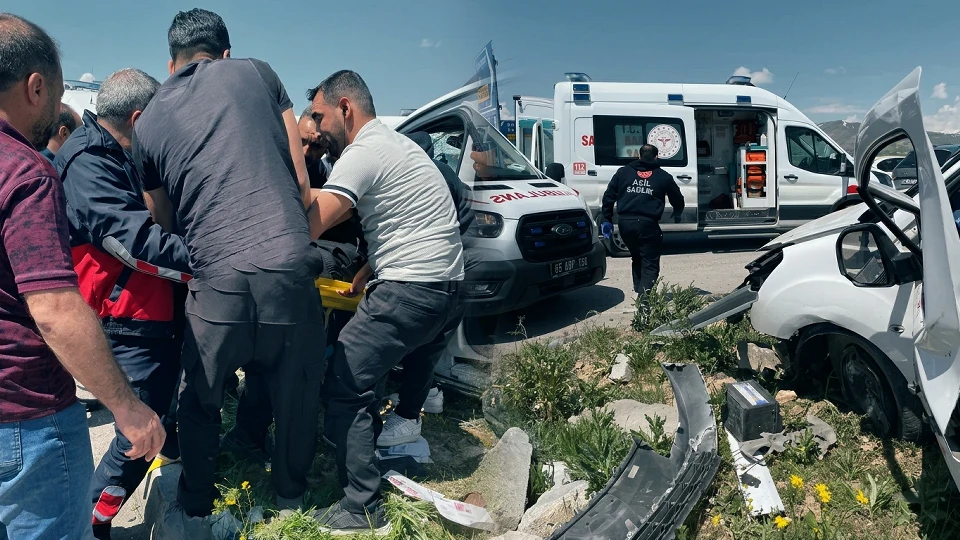 0F9F9347 Vanda Aci Kaza Otomobiller Carpisti Cok Sayida Olu Ve Yarali Var