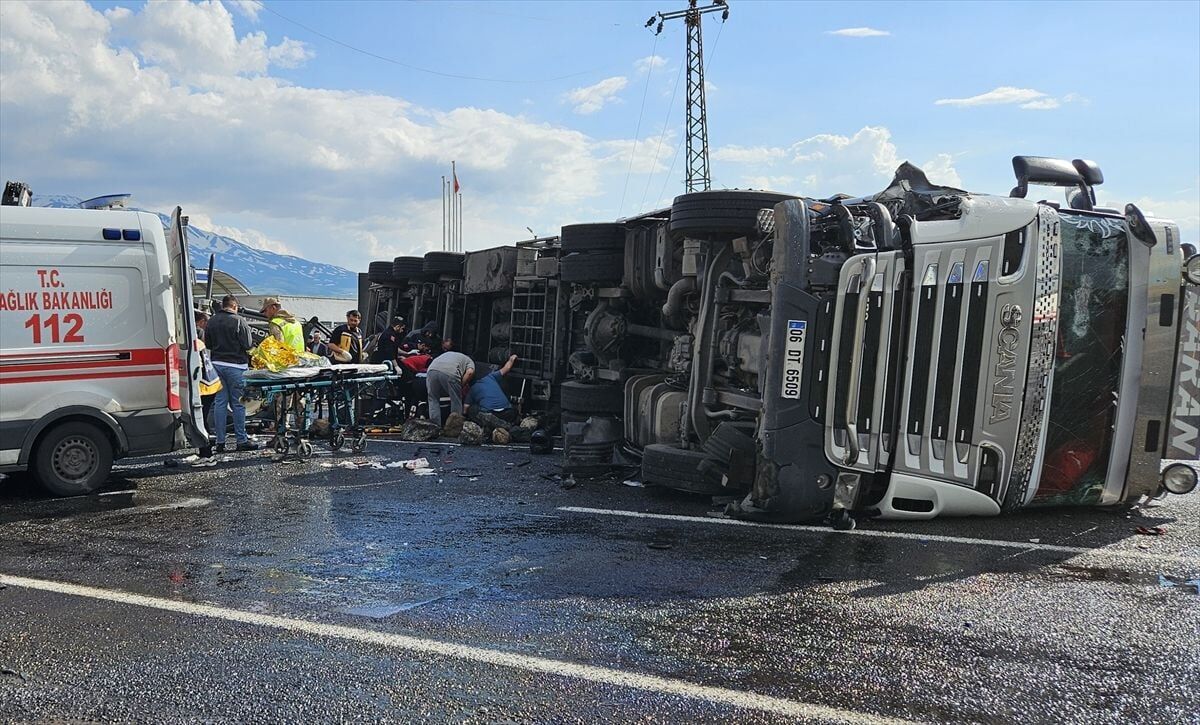 Agri Da Zincirleme Trafik Kazasinda 1 Kisi Ol 19996473 Amp