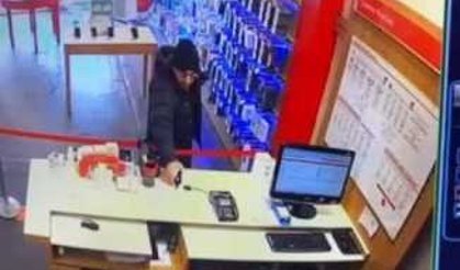 Ağrı da hırsızlık anı kameralara yansıdı