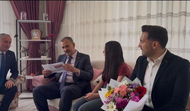 Engel Tanımayan Başarı Elif Karnesini Vali’den Aldı