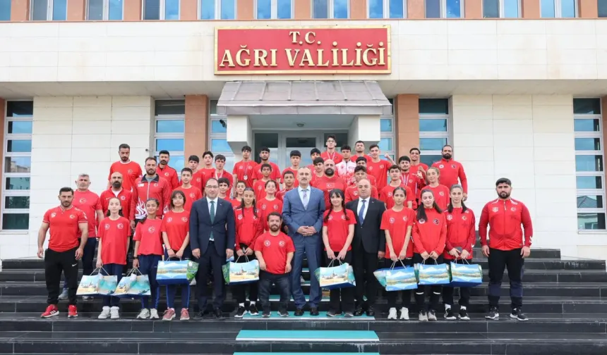 Vali Bozkurt Şampiyon Sporcuları Makamında Ağırladı